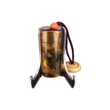 Round-shaped inro with gold maki-e decoration of waves and plovers, interior with nashiji finish,