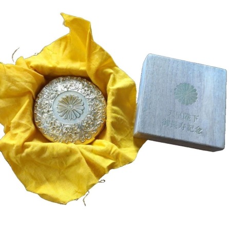 24K GP Vermilion Inkpad with Chrysanthemum Imperial Crest, Commemorative Craft for the Emperor's
